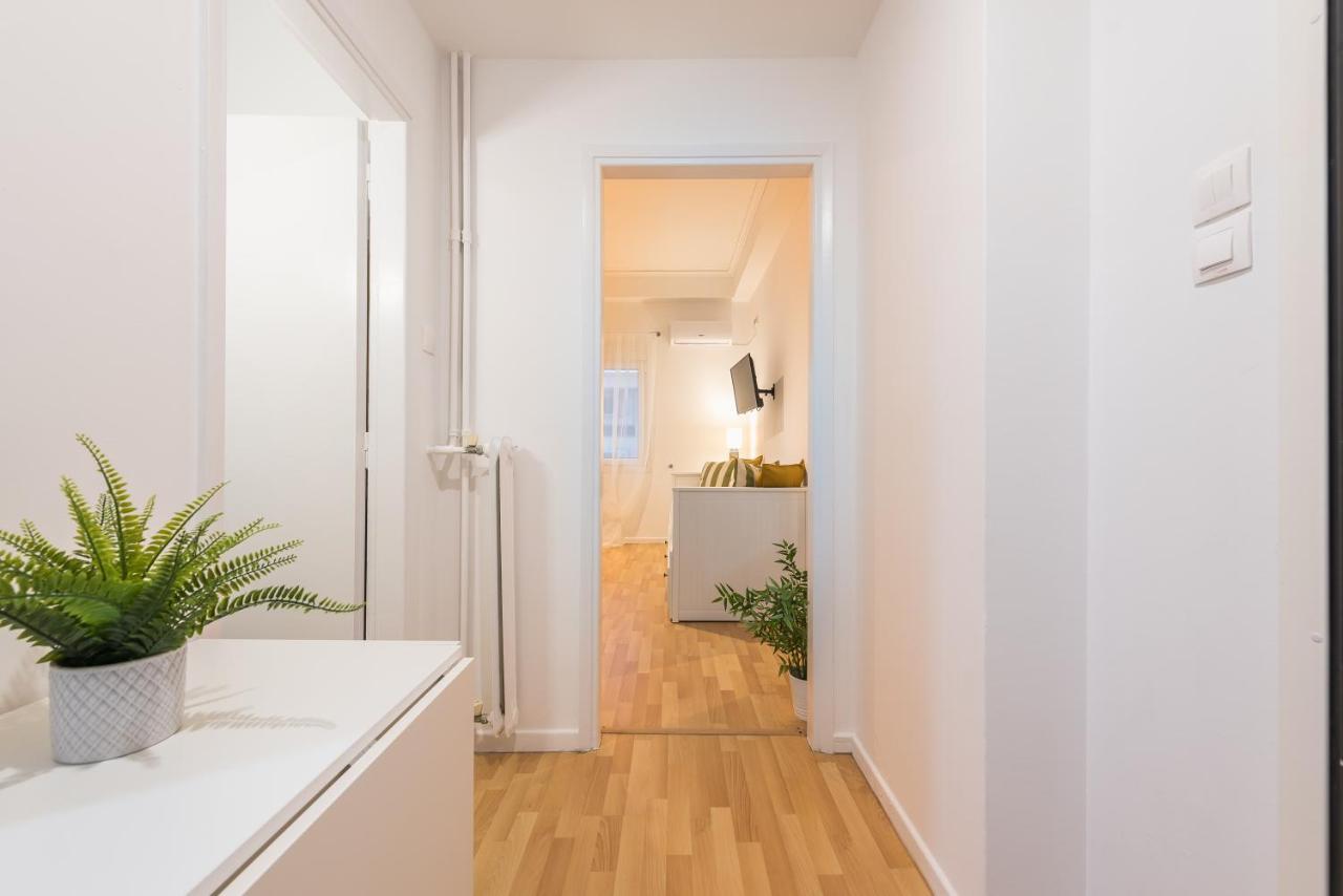 Apartment At Megaro Mousikis St Semi Basement 1Bed 2 Pers Athens Ngoại thất bức ảnh