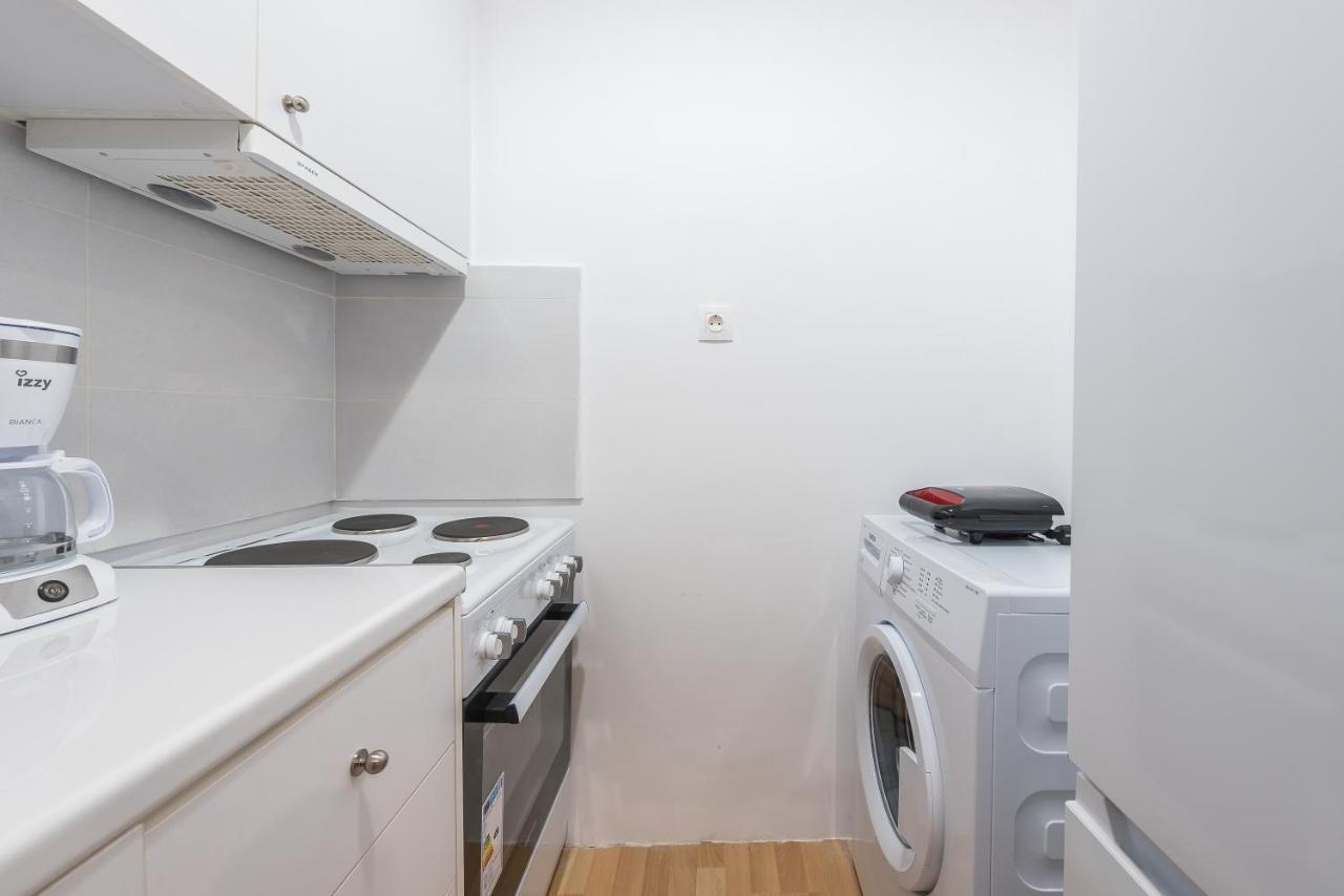 Apartment At Megaro Mousikis St Semi Basement 1Bed 2 Pers Athens Ngoại thất bức ảnh
