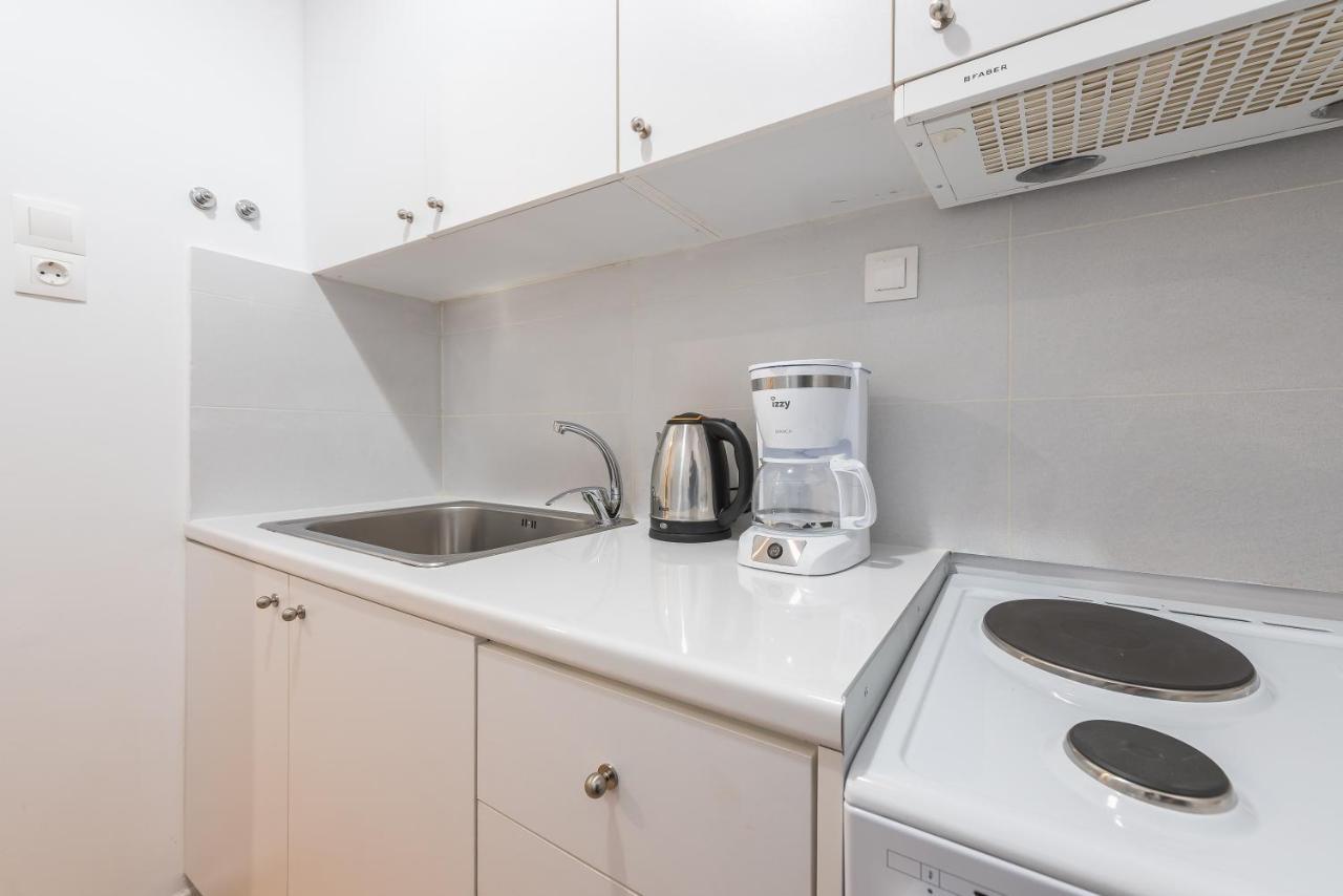 Apartment At Megaro Mousikis St Semi Basement 1Bed 2 Pers Athens Ngoại thất bức ảnh
