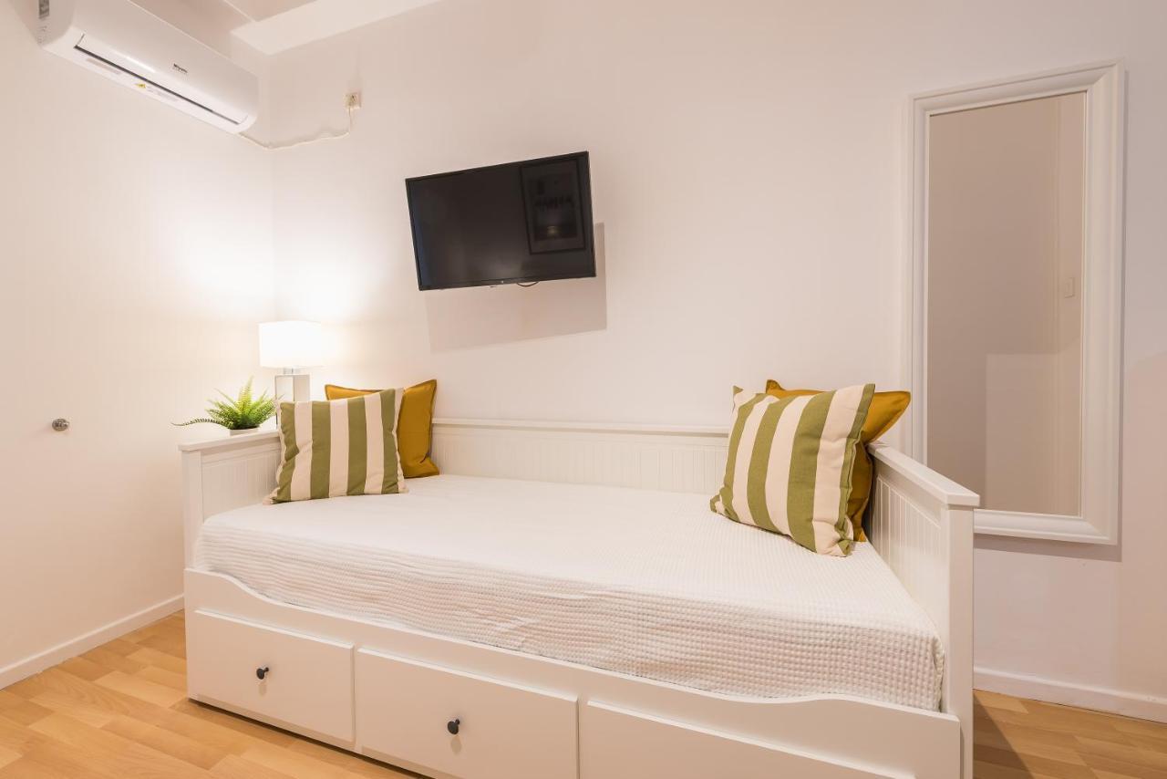 Apartment At Megaro Mousikis St Semi Basement 1Bed 2 Pers Athens Ngoại thất bức ảnh