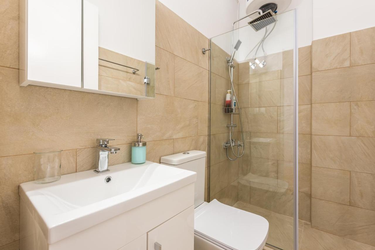 Apartment At Megaro Mousikis St Semi Basement 1Bed 2 Pers Athens Ngoại thất bức ảnh